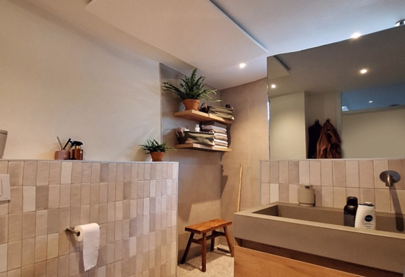 beige badkamer met infraroodverwarming