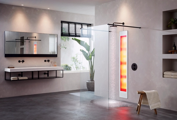 grijze badkamer met infraroodverwarming aan de muur onder de douche