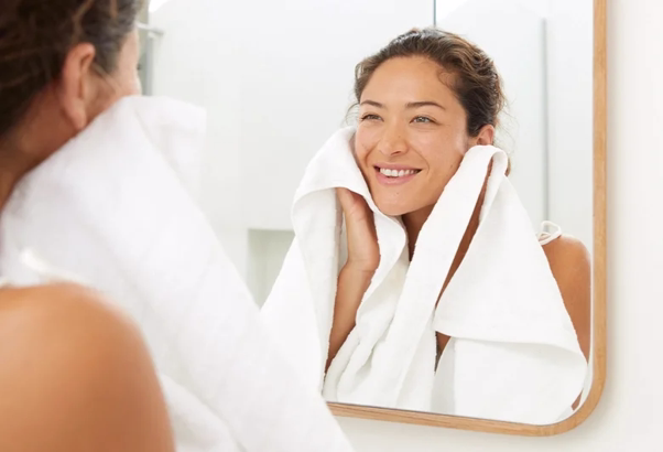 vrouw in badkamer met handdoek – infraroodverwarming